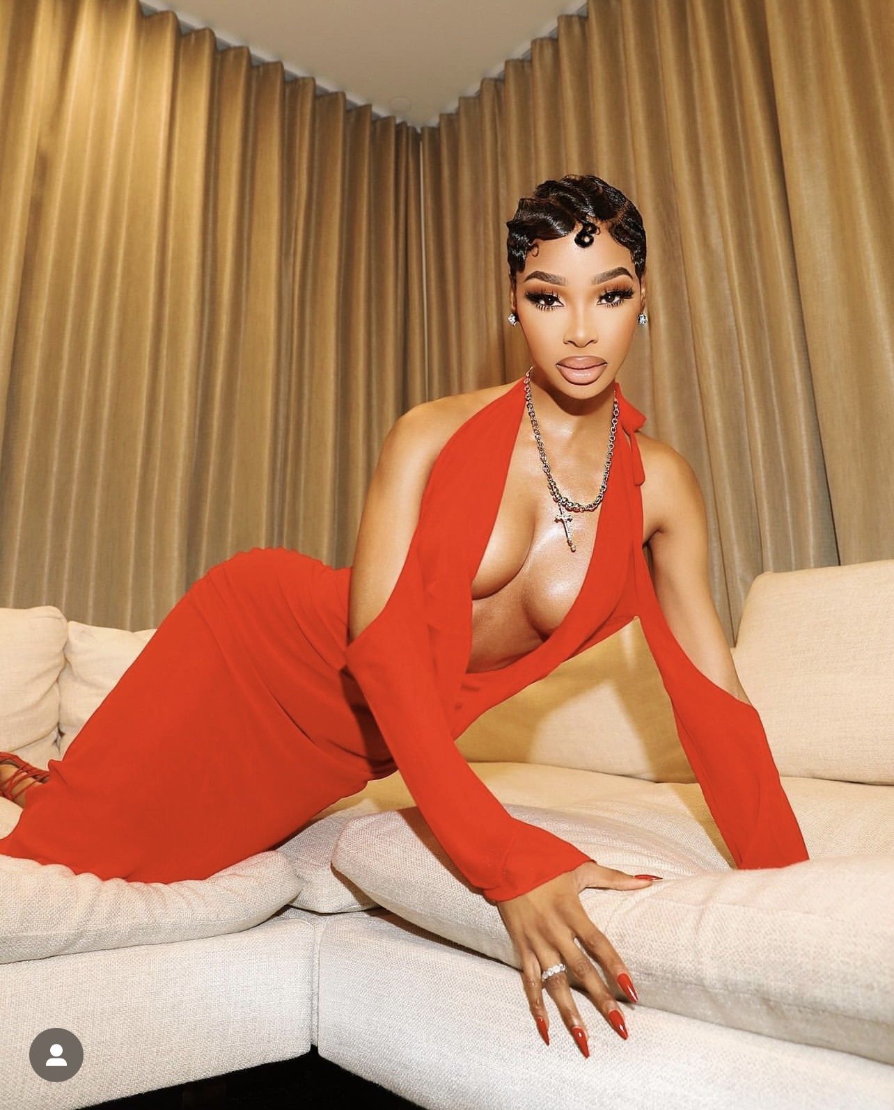 Short sculpted hairstyle with finger waves